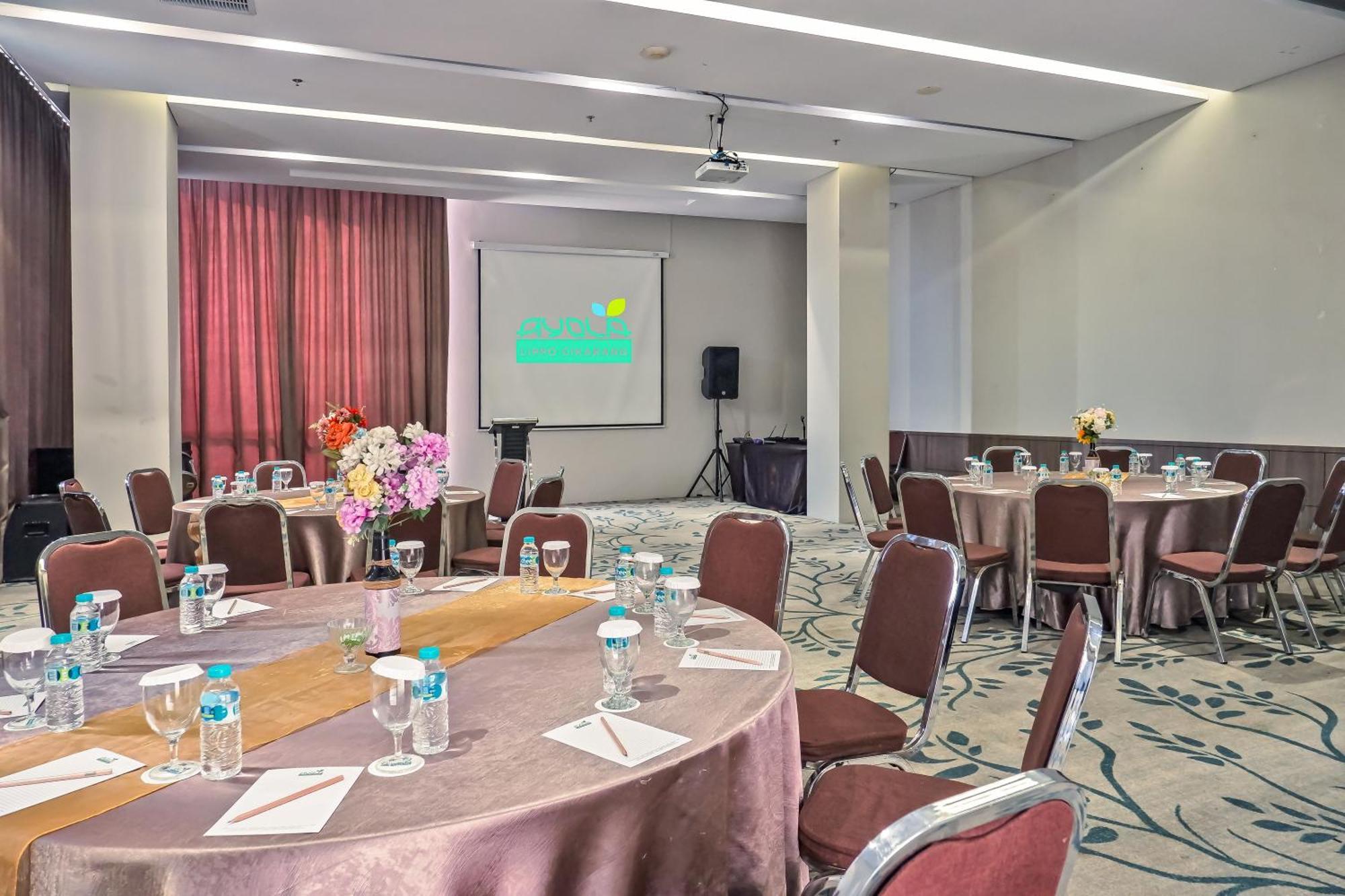 Hotel Ayola Lippo Cikarang Buitenkant foto