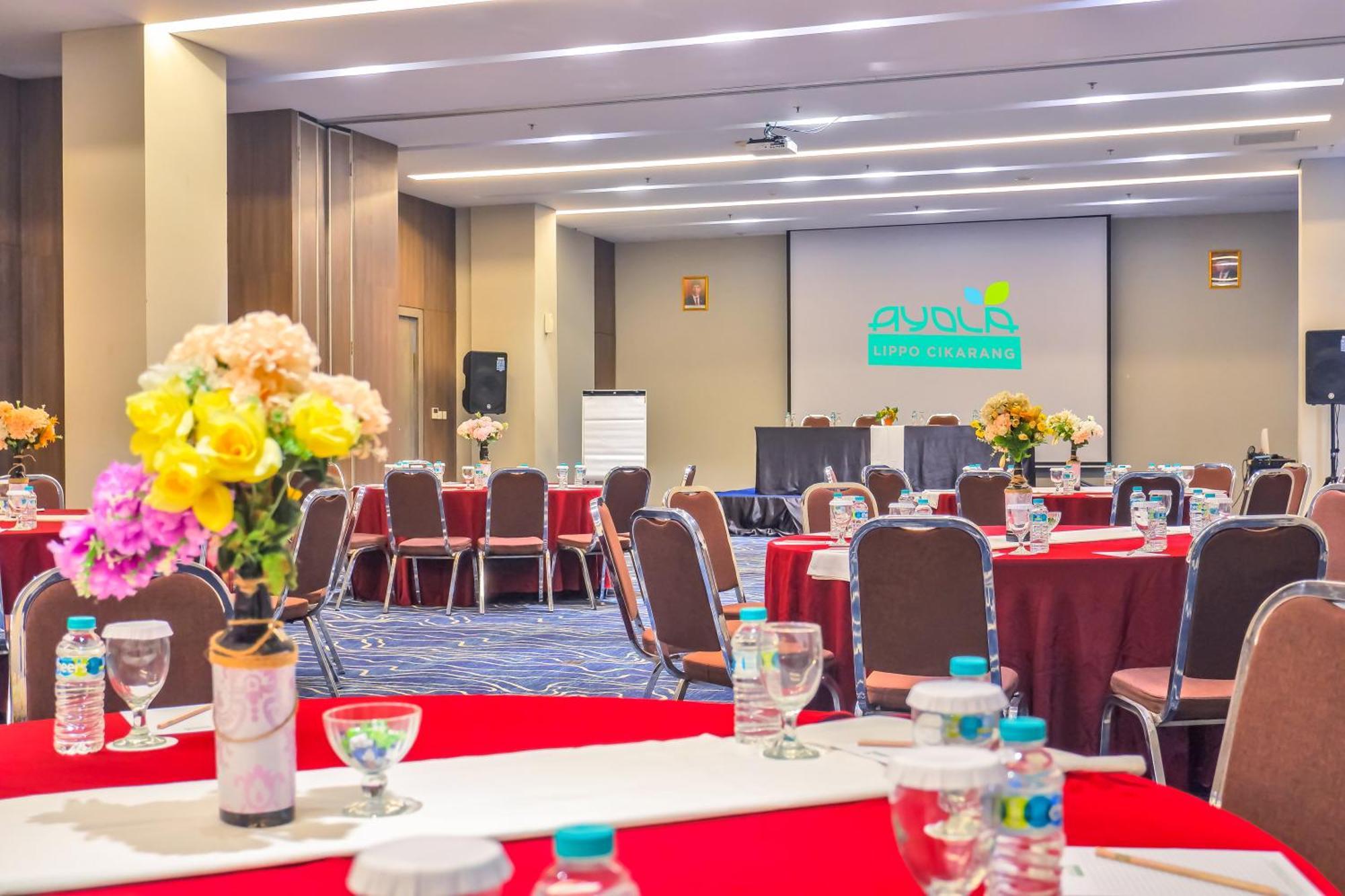 Hotel Ayola Lippo Cikarang Buitenkant foto