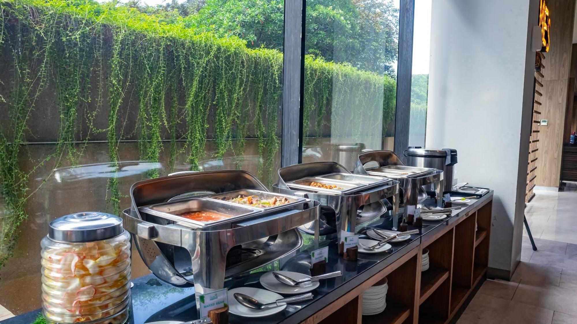 Hotel Ayola Lippo Cikarang Buitenkant foto