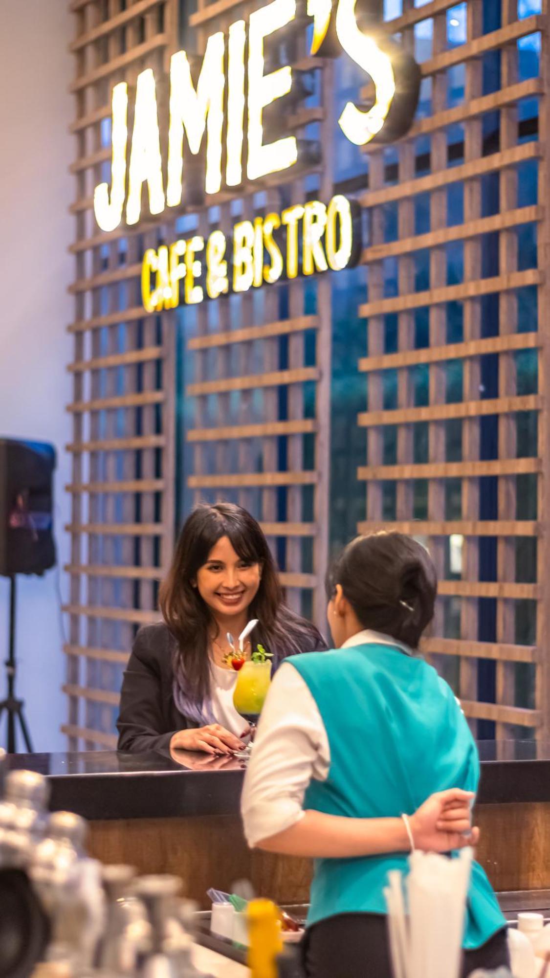 Hotel Ayola Lippo Cikarang Buitenkant foto