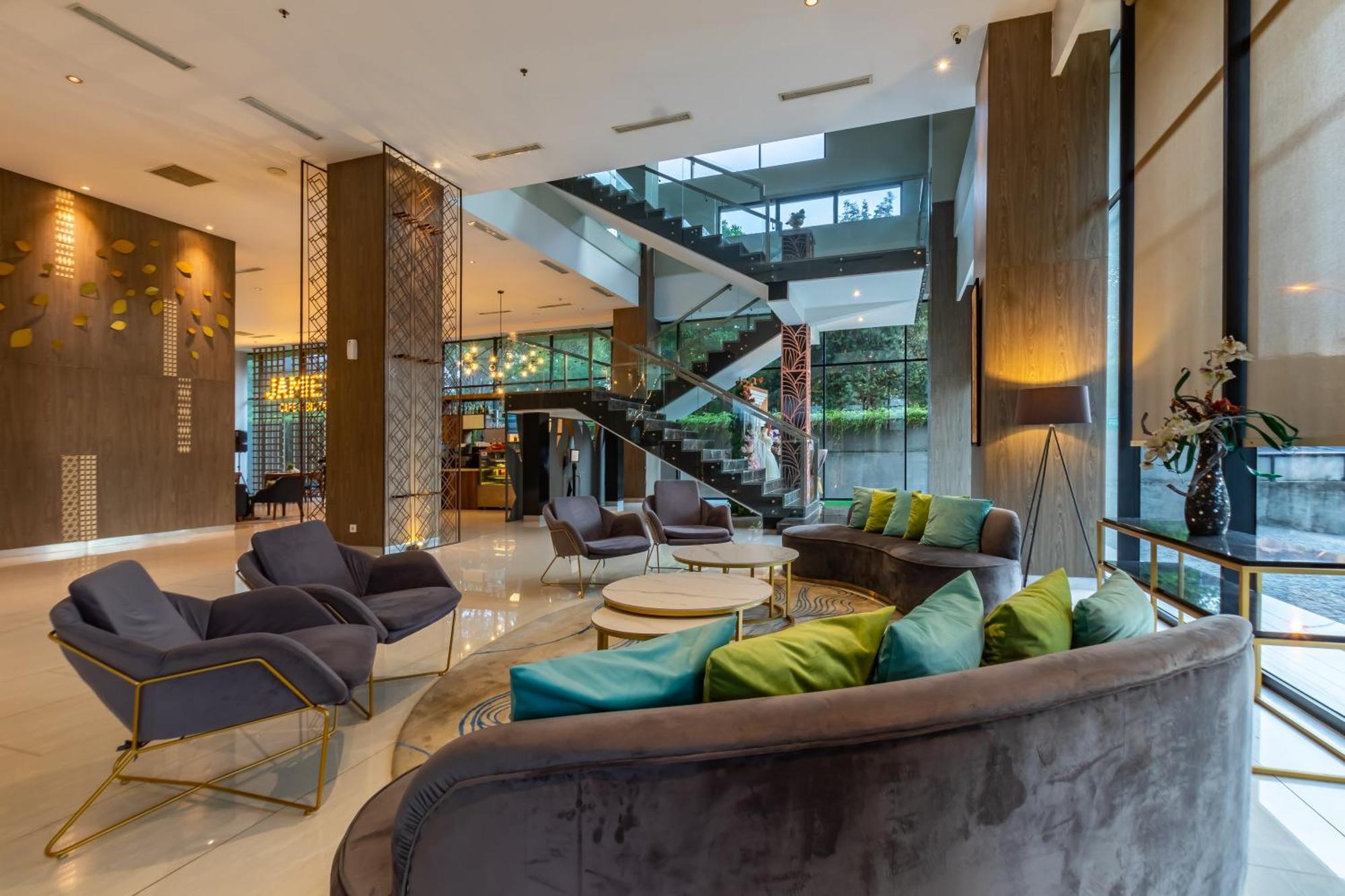 Hotel Ayola Lippo Cikarang Buitenkant foto